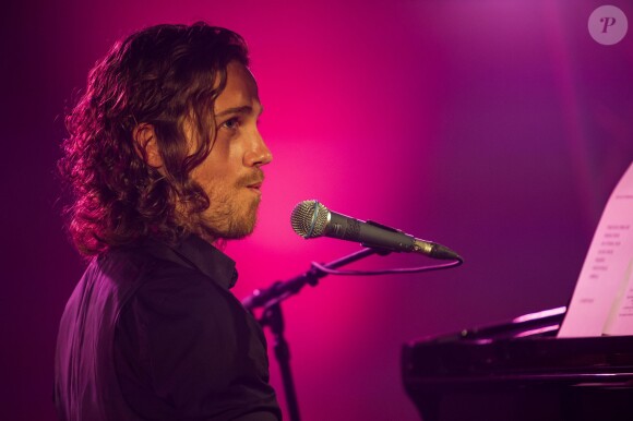 Julien Doré en concert pour Chérie FM au Futuroscope de Poitiers, le 23 juin 2014.
