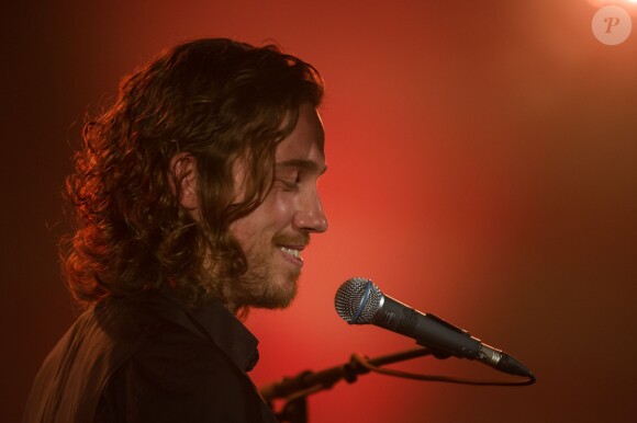 Julien Doré en concert pour Chérie FM au Futuroscope de Poitiers, le 23 juin 2014.
