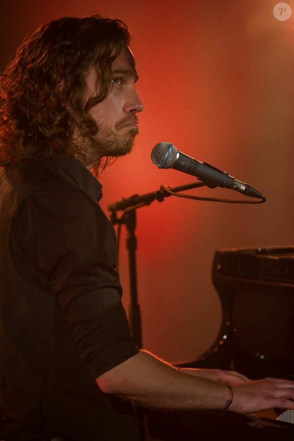 Julien Doré en concert pour Chérie FM au Futuroscope de Poitiers, le 23 juin 2014.