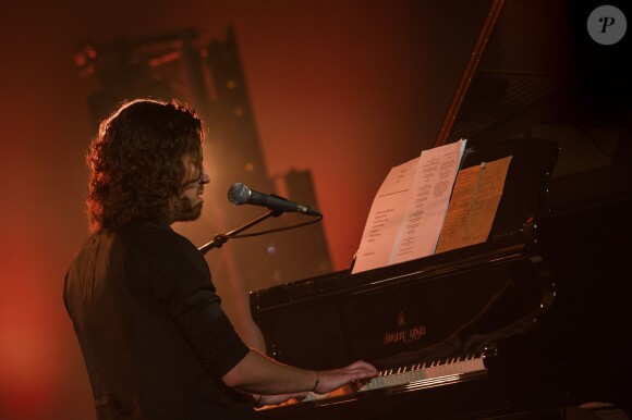 Julien Doré en concert pour Chérie FM au Futuroscope de Poitiers, le 23 juin 2014.
