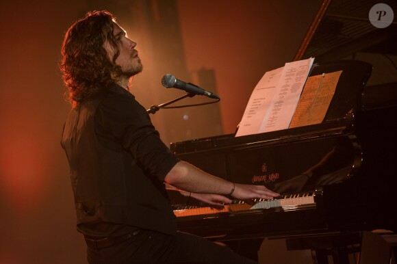 Julien Doré en concert pour Chérie FM au Futuroscope de Poitiers, le 23 juin 2014.