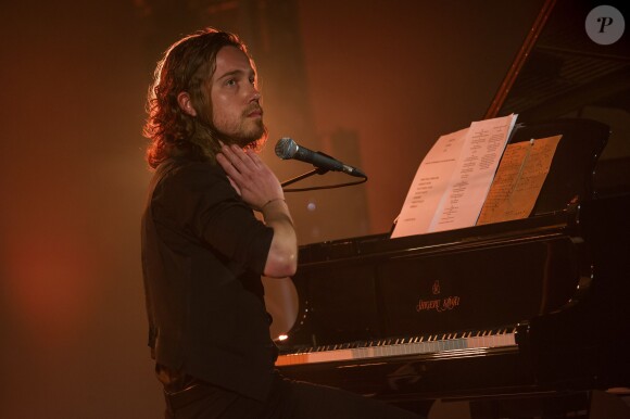 Julien Doré en concert pour Chérie FM au Futuroscope de Poitiers, le 23 juin 2014.