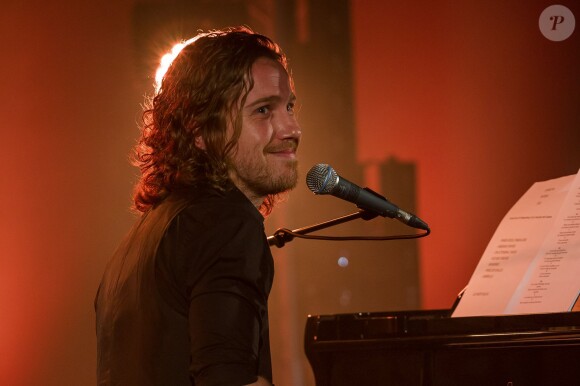 Julien Doré en concert pour Chérie FM au Futuroscope de Poitiers, le 23 juin 2014.