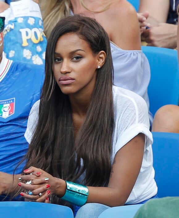 Fanny Neguesha, la future épouse de Mario Balotelli, dans les tribunes après le match perdu par l'Italie face à l'Uruguay, à l'Estadio das Dunas au Natal, le 24 juin 2014