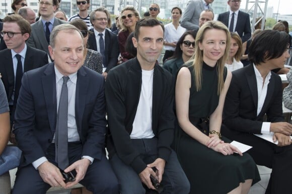 Michael Burke, Nicolas Ghesquière et Delphine Arnault au Parc André Citroën pour le défilé homme Louis Vuitton printemps-été 2015. Paris, le 26 juin 2014.