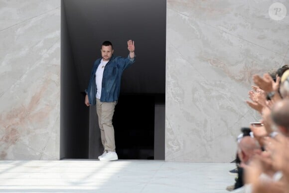 Kim Jones salue son public à l'issue du défilé homme Louis Vuitton printemps-été 2015 au parc André Citroën. Paris, le 26 juin 2014.