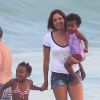 Isabelle, la femme de Blaise Matuidi, avec leurs enfants Naëlle et Myliane - Les femmes des joueurs de l'équipe de France de football se détendent sur la plage d'Ipanema à Rio de Janeiro au Brésil le 26 juin 2014.