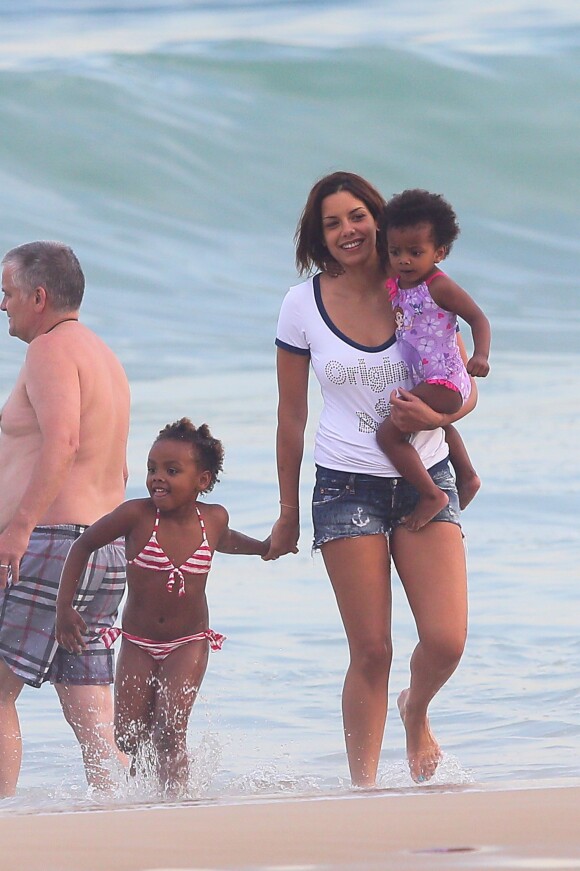 Isabelle, la femme de Blaise Matuidi, avec leurs enfants Naëlle et Myliane - Les femmes des joueurs de l'équipe de France de football se détendent sur la plage d'Ipanema à Rio de Janeiro au Brésil le 26 juin 2014.