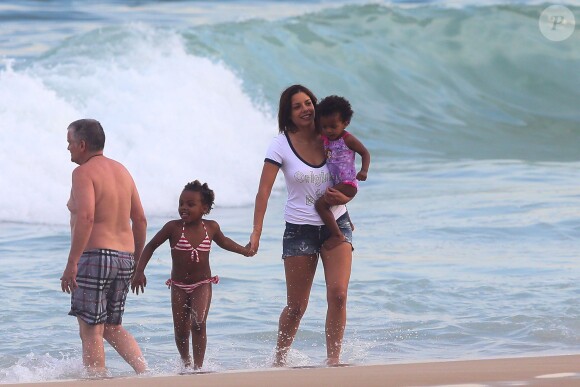 Isabelle, la femme de Blaise Matuidi, avec ses enfants - Les femmes des joueurs de l'équipe de France de football se détendent sur la plage d'Ipanema à Rio de Janeiro au Brésil le 26 juin 2014. 