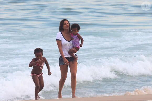 Isabelle, la femme de Blaise Matuidi, avec ses enfants - Les femmes des joueurs de l'équipe de France de football se détendent sur la plage d'Ipanema à Rio de Janeiro au Brésil le 26 juin 2014.