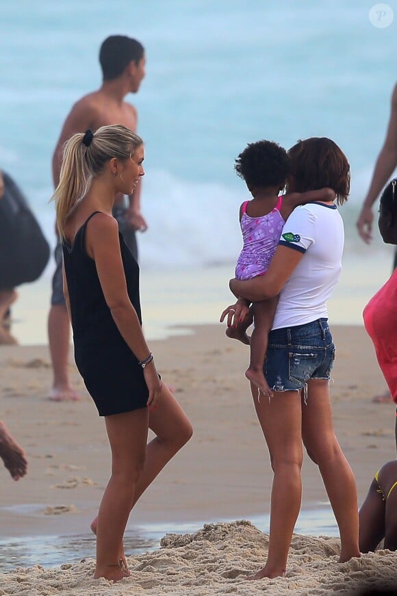 Elodie Mavuba et Isabelle Matuidi - Les femmes des joueurs de l'équipe de France de football se détendent sur la plage d'Ipanema à Rio de Janeiro au Brésil le 26 juin 2014.