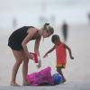 Elodie Mavuba et son fils Tiago - Les femmes des joueurs de l'équipe de France de football se détendent sur la plage d'Ipanema à Rio de Janeiro au Brésil le 26 juin 2014.