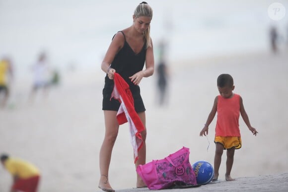 Elodie Mavuba et son fils Tiago - Les femmes des joueurs de l'équipe de France de football se détendent sur la plage d'Ipanema à Rio de Janeiro au Brésil le 26 juin 2014. 