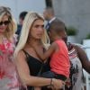 Elodie Mavuba et son fils Tiago - Les femmes des joueurs de l'équipe de France quittent leurs maris après une journée de détente à Rio de Janeiro au Brésil le 26 juin 2014.
