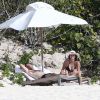 Exclusif - Courteney Cox fête ses 50 ans avec son compagnon Johnny McDaid sur la plage de l'Île Turques-et-Caïques le 15 juin 2014.