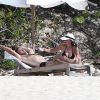 Exclusif - Courteney Cox fête ses 50 ans avec son compagnon Johnny McDaid sur la plage de l'Île Turques-et-Caïques le 15 juin 2014.