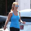 Britney Spears, entourée d'un garde du corps, va faire des courses chez Sprouts à Los Angeles, le 25 juin 2014.