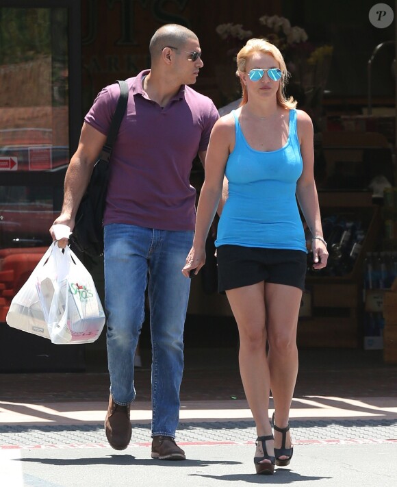 Britney Spears, entourée d'un garde du corps, va faire des courses chez Sprouts à Los Angeles, le 25 juin 2014.