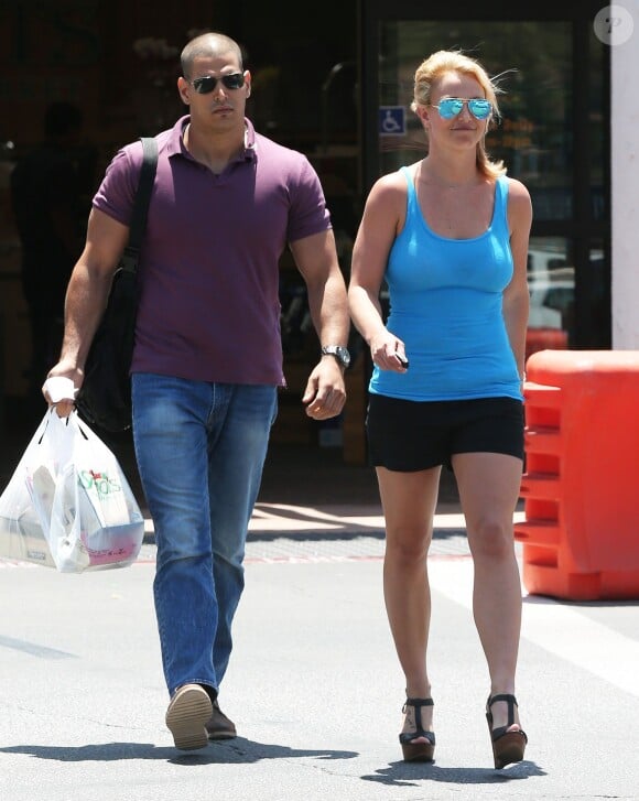 Britney Spears, entourée d'un garde du corps, va faire des courses chez Sprouts à Los Angeles, le 25 juin 2014.