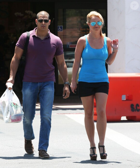 Britney Spears, entourée d'un garde du corps, va faire des courses chez Sprouts à Los Angeles, le 25 juin 2014.