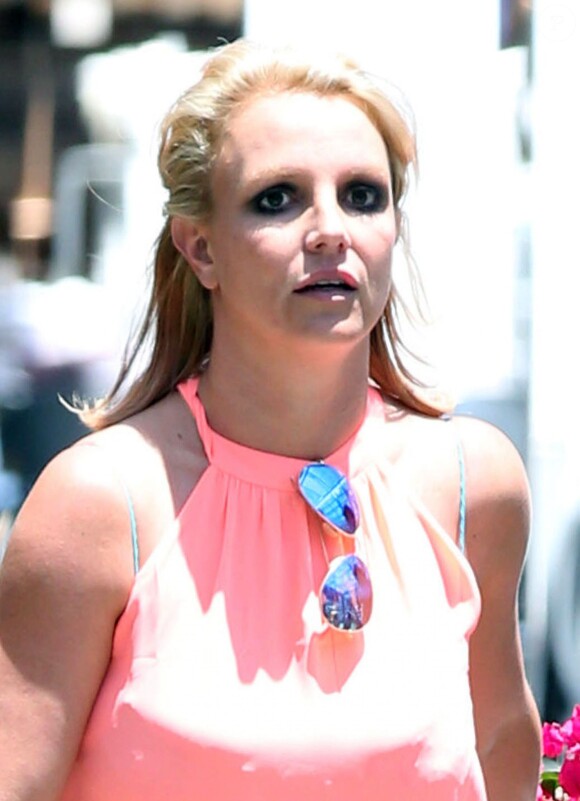 Exclusif - Britney Spears achète des fleurs en compagnie de son garde du corps à Los Angeles, le 24 juin 2014.