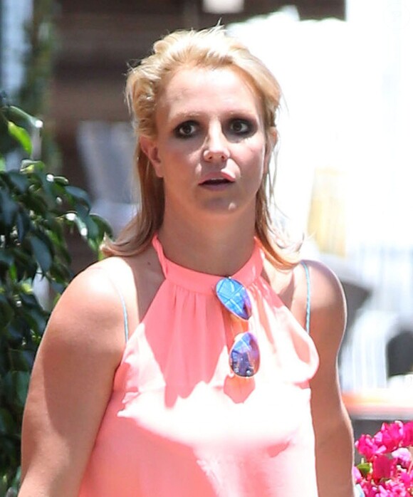 Exclusif - Britney Spears achète des fleurs en compagnie de son garde du corps à Los Angeles, le 24 juin 2014.