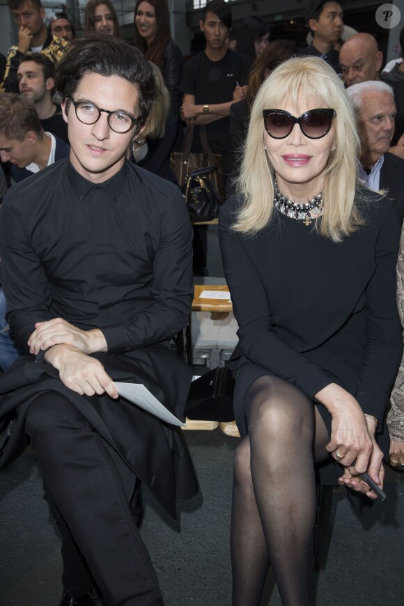 Dan Croll et Amanda Lear - Défilé Givenchy homme collection printemps-été 2015 à la Halle Freyssinet à Paris, le 27 juin 2014.