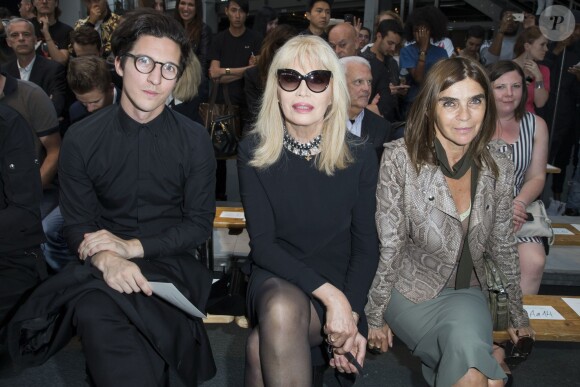 Dan Croll, Amanda Lear et Carine Roitfeld - Défilé Givenchy homme collection printemps-été 2015 à la Halle Freyssinet à Paris, le 27 juin 2014.
