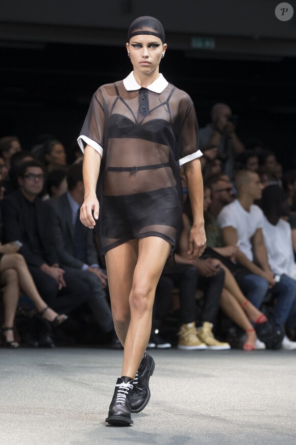 Adriana Lima - Défilé Givenchy homme collection printemps-été 2015 à la Halle Freyssinet à Paris, le 27 juin 2014.
