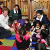Le prince Harry visite une école maternelle gérée par la fondation "Integra" à Santiago au Chili, le 27 juin 2014.