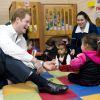 Le prince Harry visite une école maternelle gérée par la fondation "Integra" à Santiago au Chili, le 27 juin 2014.