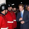 Prince Harry rencontre des pompiers lors d'une réception à l'ambassade britannique de Santiago, au Chili, le 27 juin 2014.