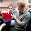 Le prince Harry rencontre des habitants de la ville de Valparaiso, le 28 juin 2014.