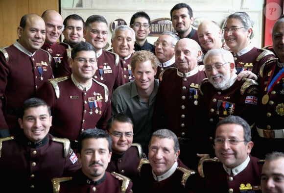 Prince Harry rencontre des pompiers volontaires de la 11e section de la ville de Valparaiso, le 28 juin 2014.