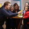 Le prince Harry rencontre des enfants souffrants de troubles mentaux à la Fundacion Amigos de Jesus à Santiago au Chili, le 29 juin 2014.