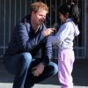 Le prince Harry rencontre des enfants souffrants de troubles mentaux à la Fundacion Amigos de Jesus à Santiago au Chili, le 29 juin 2014.