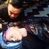 Kelly Osbourne se fait tatouer le crâne, le 29 juin 2014.