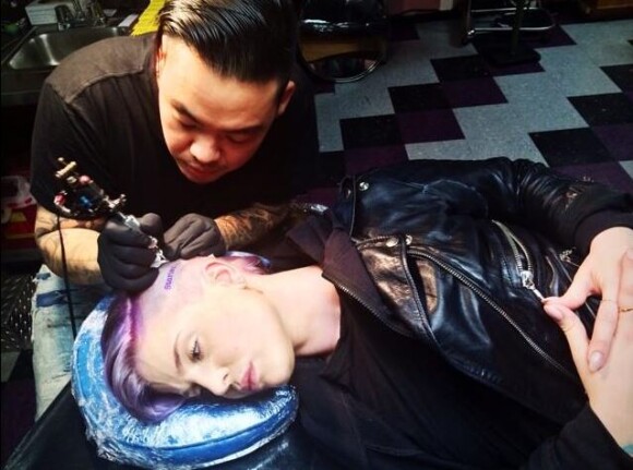 Kelly Osbourne se fait tatouer le crâne, le 29 juin 2014.