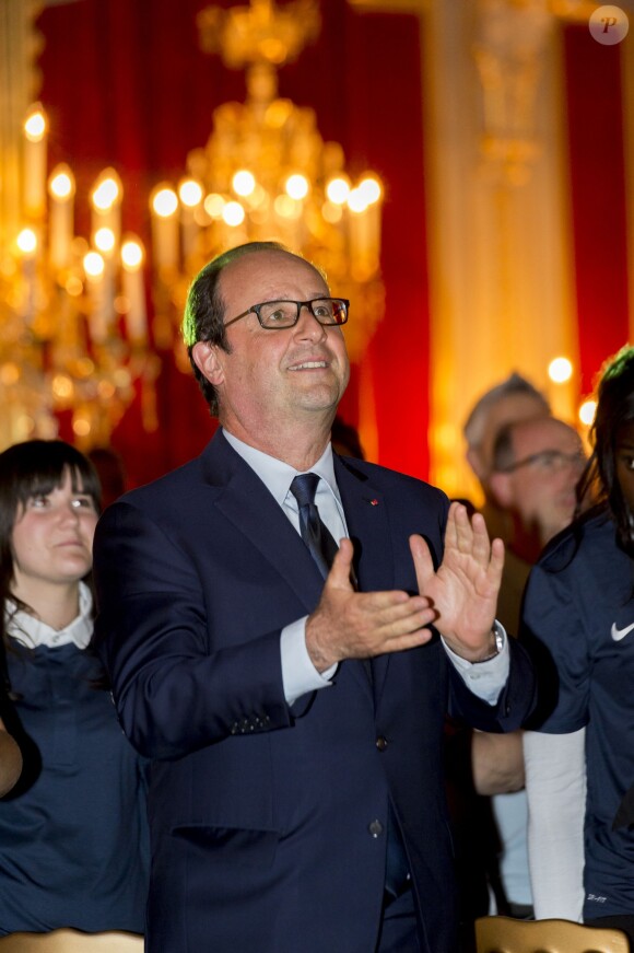François Hollande heureux lors du match de l'équipe de France face au Nigeria en huitième de finale de la Coupe du monde, à L'Elysée, le 30 juin 2014