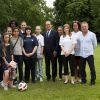 François Hollande entouré des joueuses du Paris FC et du Cosmo Ermont-Taverny, dans les jardins de l'Elysée le 30 juin 2014 à Paris