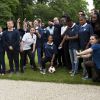 François Hollande entouré des joueuses du Paris FC et du Cosmo Ermont-Taverny, dans les jardins de l'Elysée le 30 juin 2014 à Paris