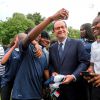 François Hollande avec les filles du Paris FC et du Cosmo Ermont-Taverny, à la mi-temps du match France - Nigeria, dans les jardins de l'Elysée, le 30 juin 2014