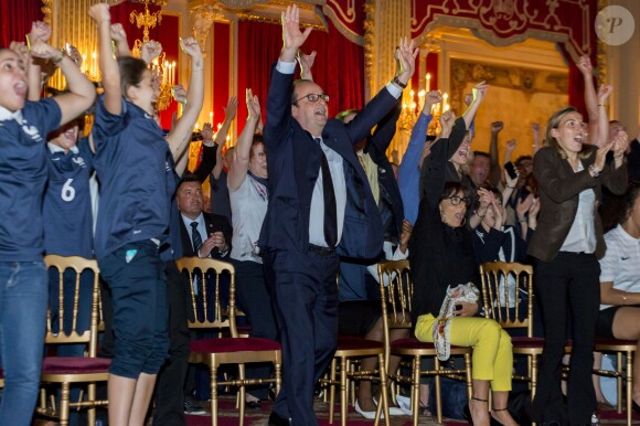 François Hollande exulte après le but inscrit par les Bleus en huitième de finale de la Coupe du monde, face au Nigeria, au côté de Nathalie Iannetta, le 30 juin 2014 à l'Elysée à Paris
