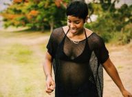 Kelly Rowland, enceinte : Ventre rond à la plage, câline avec son mari