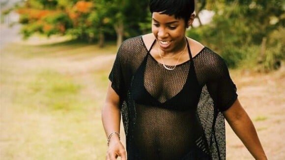 Kelly Rowland, enceinte : Ventre rond à la plage, câline avec son mari