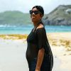 Kelly Rowland, enceinte et radieuse sur une plage de l'île de Saint Kitts. Juin 2014.