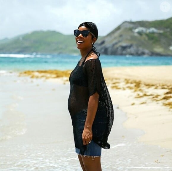 Kelly Rowland, enceinte et radieuse sur une plage de l'île de Saint Kitts. Juin 2014.