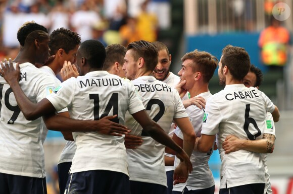 L'équipe de France célèbre le but provoqué par Antoine Griezmann lors du match France-Nigeria en huitième de finale de la Coupe du monde, le 30 juin 2014 à Brasilia