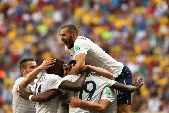 Paul Pogba félicité par les Bleus et Karim Benzema après son but lors du match France-Nigeria en huitième de finale de la Coupe du monde, le 30 juin 2014 à Brasilia