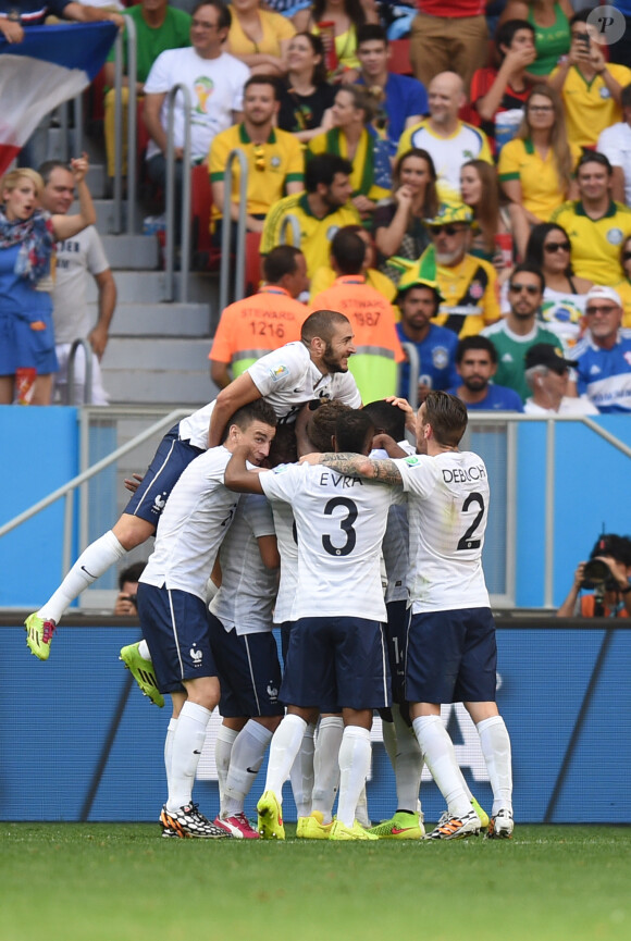 Les Blues fêtent le premier but de Paul Pogba lors de leur victoire après le match France-Nigeria en huitième de finale de la Coupe du monde, le 30 juin 2014 à Brasilia